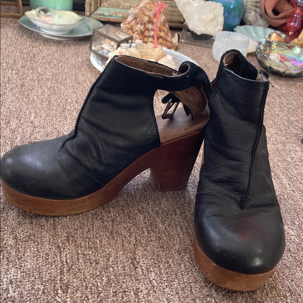 Free People, Amber orchid clogs,  size 7 used - Picture 3 of 8